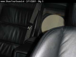 showyoursound.nl - Multimedia inbouw - big S - Dsc00009.jpg - Heres a picture of the subwoofer, its mounted behind the rear seat armrest.